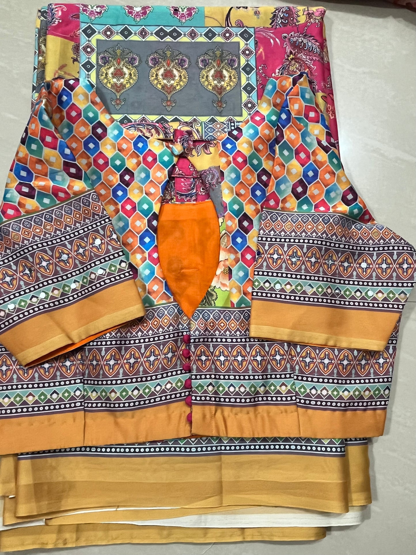 Crapesarer with patternblouse
