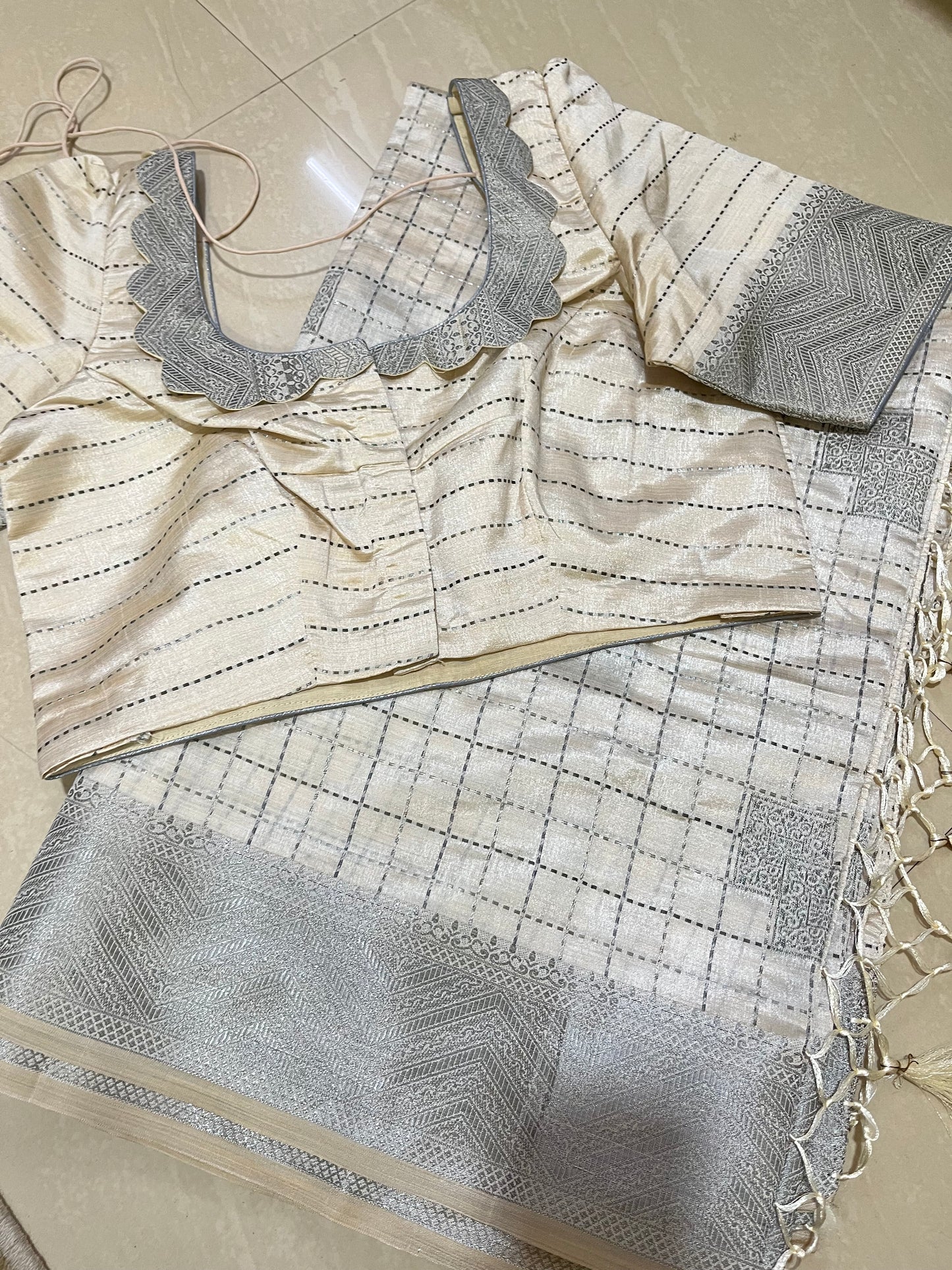 #anticzariwithcheckspattern #patternblouse #elegantlook