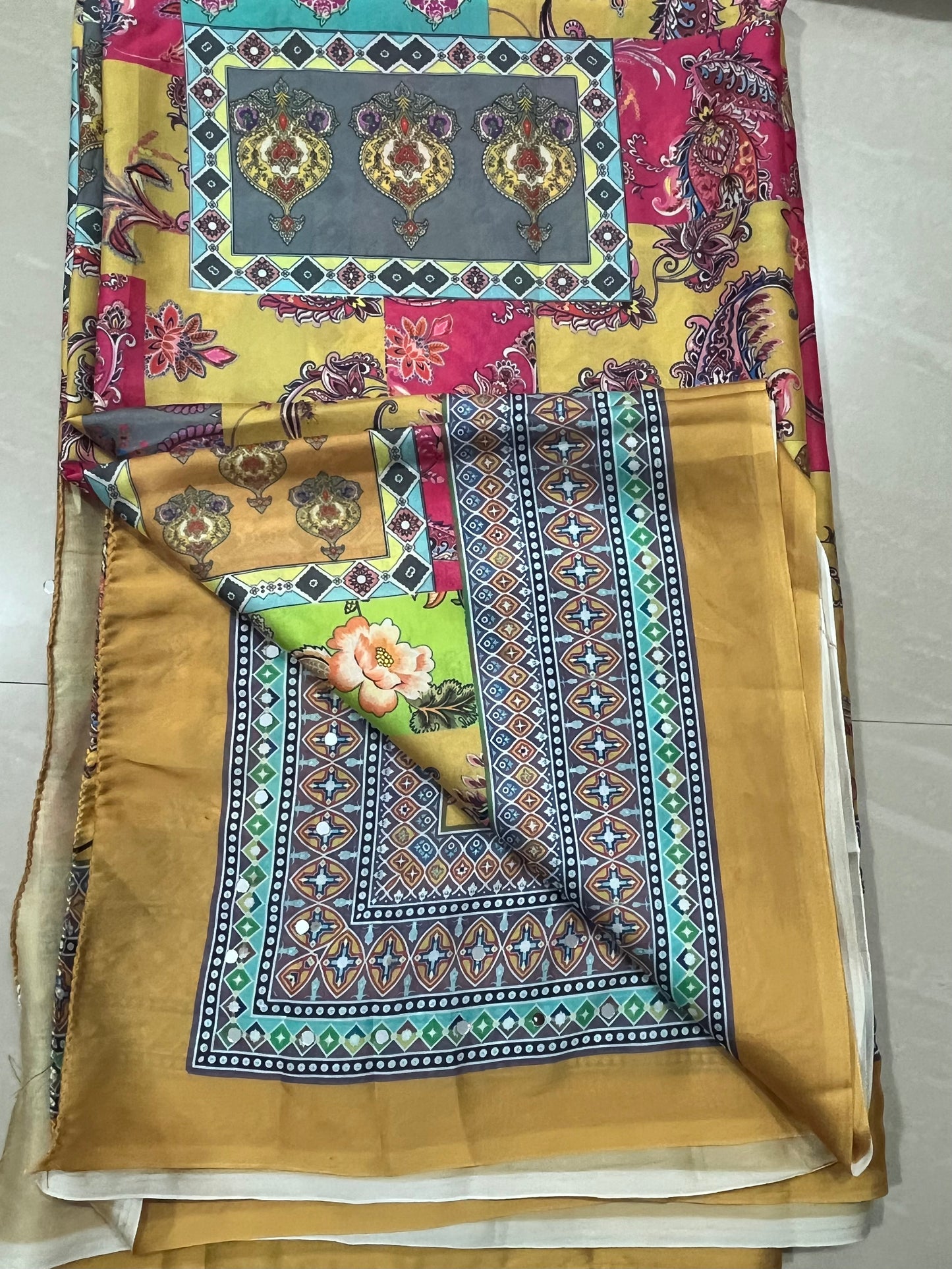 Crapesarer with patternblouse