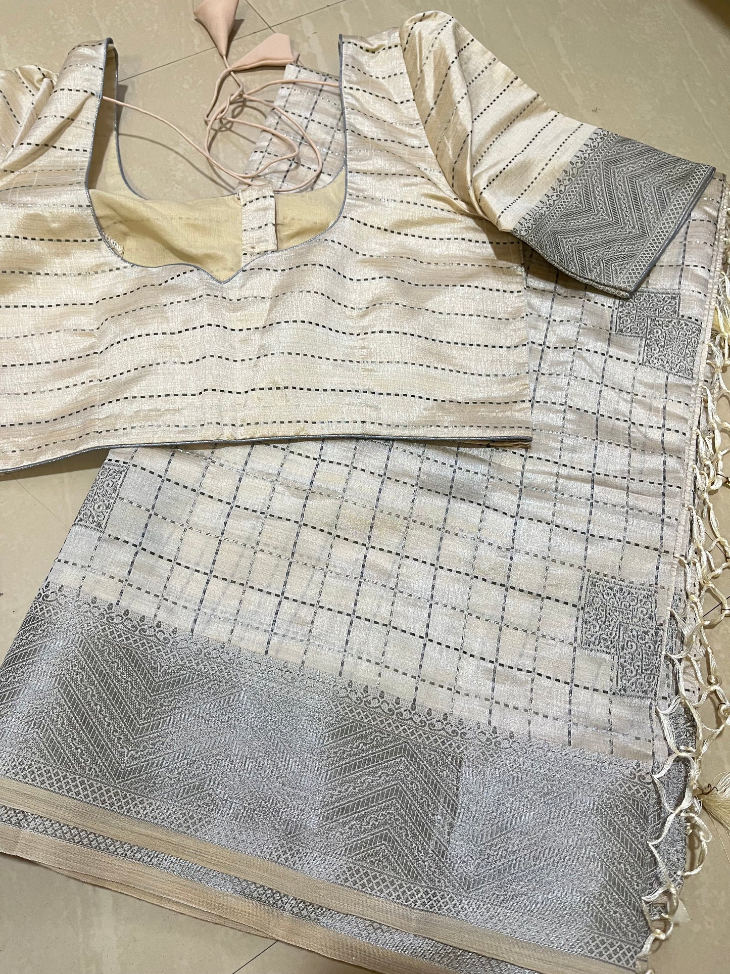 #anticzariwithcheckspattern #patternblouse #elegantlook