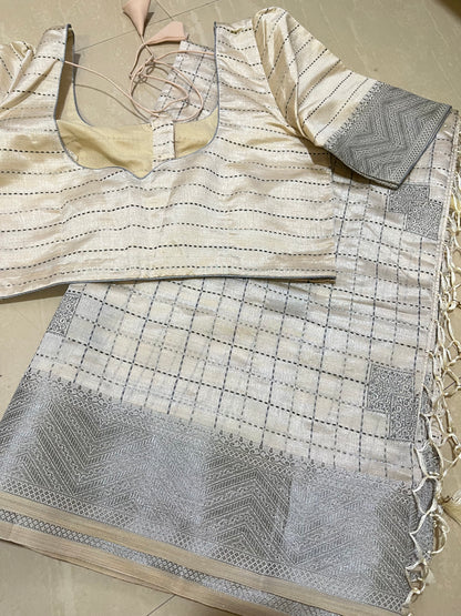 #anticzariwithcheckspattern #patternblouse #elegantlook